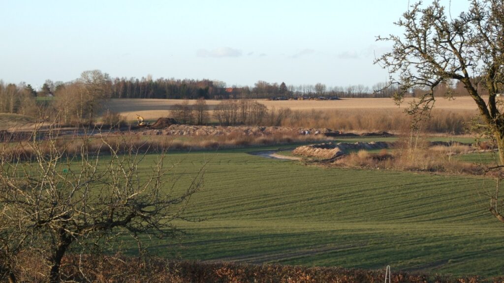 Vådområde hvor der ligger stakke af jord