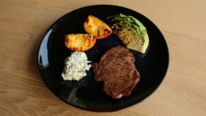 Read more about the article Grillede Venøsteaks med rygeostcreme